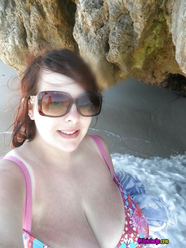 Selfie grosse poitrine a la plage