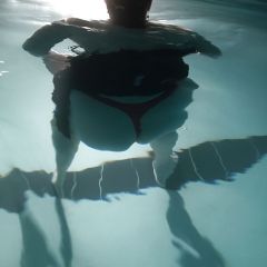 En string dans la piscine pour exciter mon marie avec mes grosses fesses