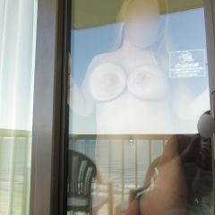 Les seins collés sur la vitre