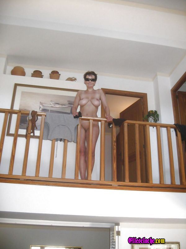 Gros nichons au balcon, femme mure nue a l'horizon