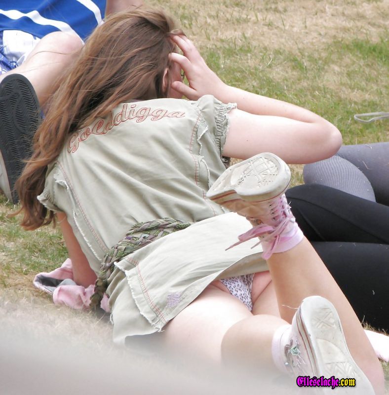Photo voyeur de fesse et culotte dans un parc