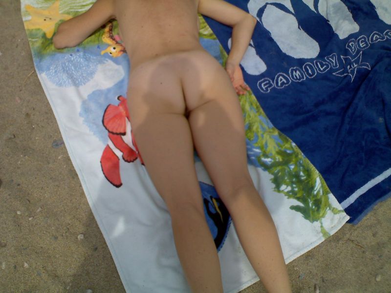 Elle aime que d'autres la regarde nue sur la plage