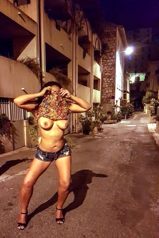 Elle montre ses seins dans les rues de Nice
