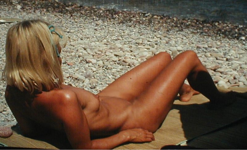 Ma femme nue sur une plage naturiste