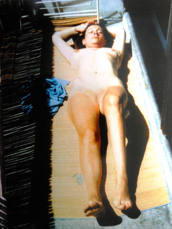 Photo vintage: elle bronze nue sur la terrasse