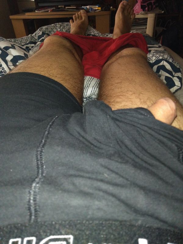 son penis depasse de son short